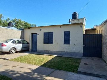 Casa Las Delicias, 2 dorm. 5 ambientes, cochera