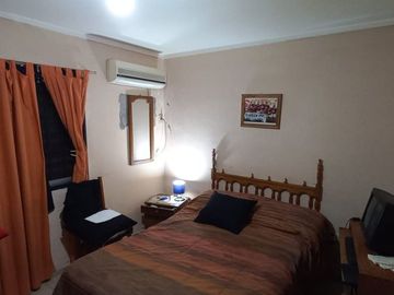 Casa Las Delicias, 2 dorm. 5 ambientes, cochera