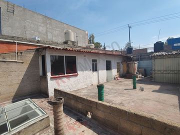 ¡Gran oportunidad de inversión en Calle Cisnes, Col. Lago de Guadalupe, Cuautitlán Izcalli!