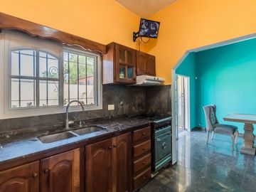 Casa venta con pileta en Tristán Suárez