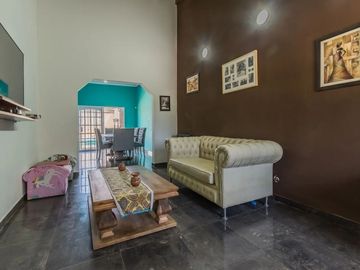 Casa venta con pileta en Tristán Suárez