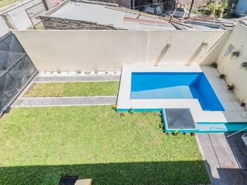Casa venta con pileta en Tristán Suárez