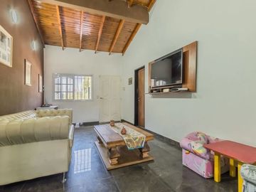 Casa venta con pileta en Tristán Suárez