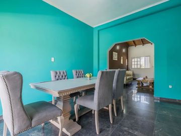Casa venta con pileta en Tristán Suárez
