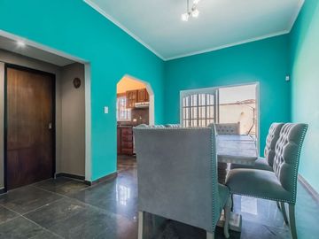 Casa venta con pileta en Tristán Suárez