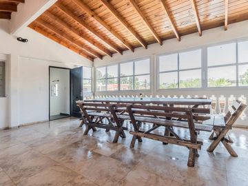 Casa venta con pileta en Tristán Suárez