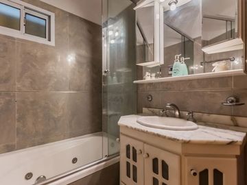 Casa venta con pileta en Tristán Suárez