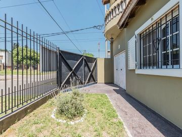 Casa venta con pileta en Tristán Suárez
