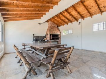 Casa venta con pileta en Tristán Suárez