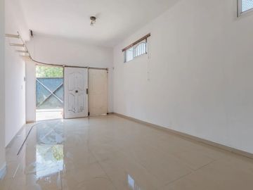 Casa venta con pileta en Tristán Suárez