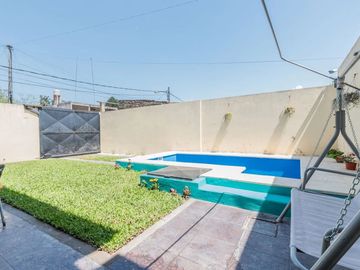 Casa venta con pileta en Tristán Suárez