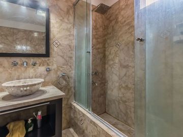 Casa venta con pileta en Tristán Suárez
