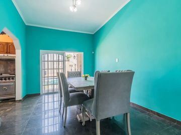 Casa venta con pileta en Tristán Suárez