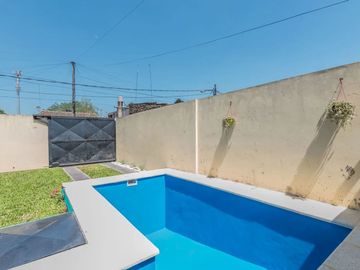 Casa venta con pileta en Tristán Suárez
