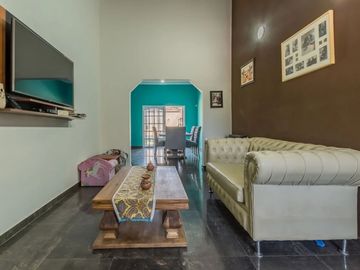 Casa venta con pileta en Tristán Suárez