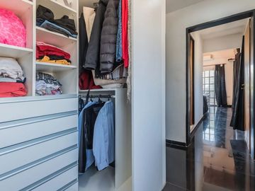 Casa venta con pileta en Tristán Suárez