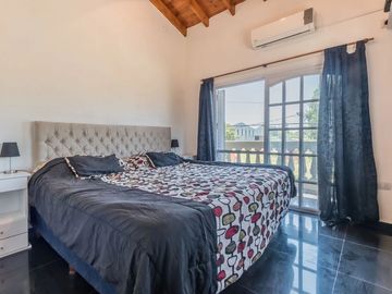 Casa venta con pileta en Tristán Suárez