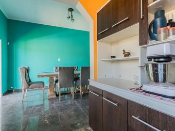 Casa venta con pileta en Tristán Suárez