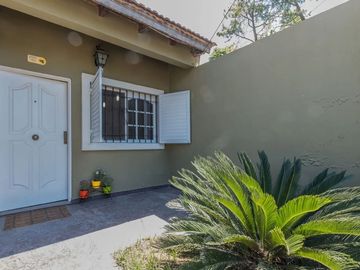Casa venta con pileta en Tristán Suárez