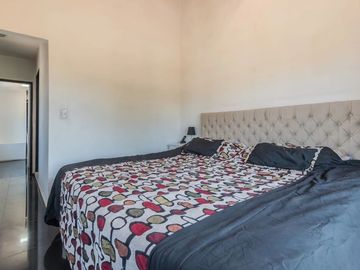 Casa venta con pileta en Tristán Suárez