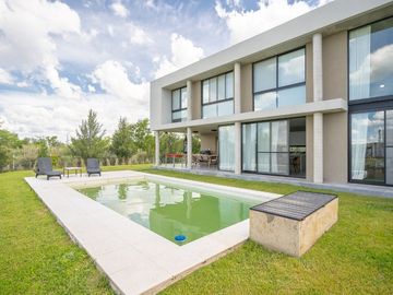 CASA EN VENTA BARRIO CERRADO EL NAUDIR ESCOBAR