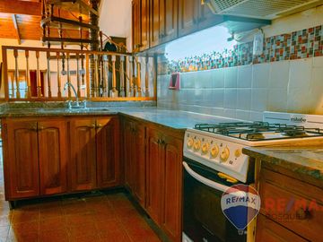 VENTA CASA 4 AMBIENTES  + DEPTO 3 AMBIENTES
