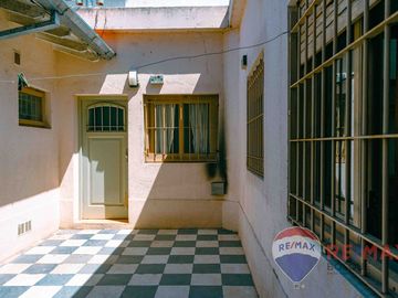 VENTA CASA 4 AMBIENTES  + DEPTO 3 AMBIENTES