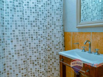 VENTA CASA 4 AMBIENTES  + DEPTO 3 AMBIENTES