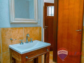 VENTA CASA 4 AMBIENTES  + DEPTO 3 AMBIENTES