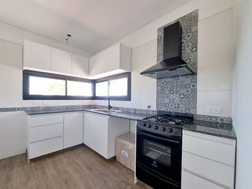 Venta Casa 3 dormit. Barrio San Sebastian,area 13