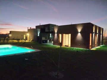 Venta Casa 3 dormit. Barrio San Sebastian,area 13