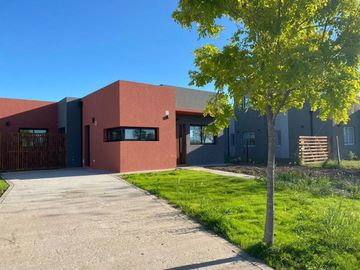 Venta Casa 3 dormit. Barrio San Sebastian,area 13