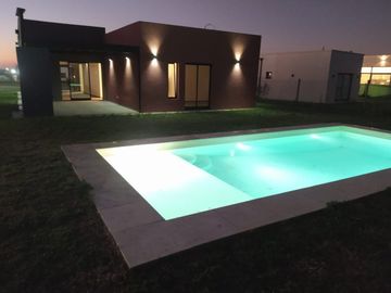 Venta Casa 3 dormit. Barrio San Sebastian,area 13