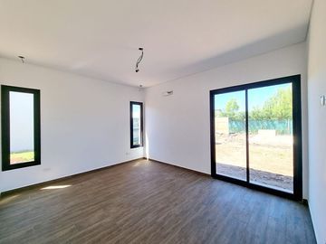 Venta Casa 3 dormit. Barrio San Sebastian,area 13