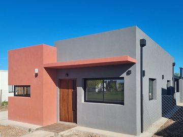 Venta Casa 3 dormit. Barrio San Sebastian,area 13