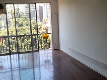 Frente al Cerro Santa Lucía amplio departamento de 73 metros