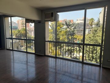 Frente al Cerro Santa Lucía amplio departamento de 73 metros