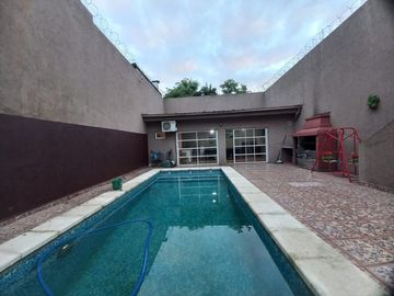Venta casa 6 amb Ramos, cochera, pileta, quincho
