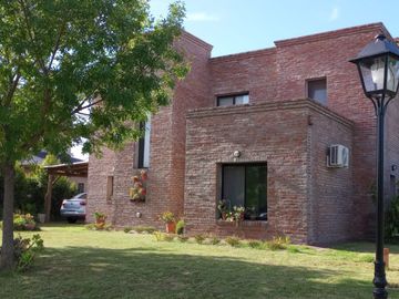 VENTA CASA 5 AMB A LAGUNA SAN FRANCISCO VILLANUEVA