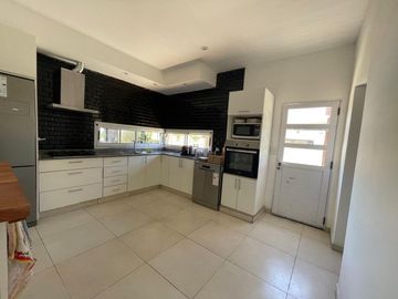 VENTA .CASA A LA LAGUNA . SAN SEBASTIAN .Area 9