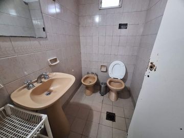 Venta, Casa 4 ambientes con local, Del Viso.