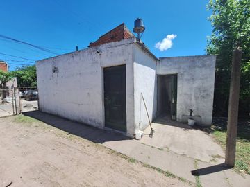 Venta, Casa 4 ambientes con local, Del Viso.