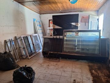 Venta, Casa 4 ambientes con local, Del Viso.
