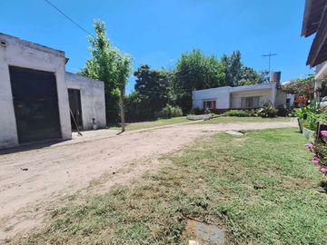 Venta, Casa 4 ambientes con local, Del Viso.