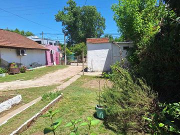Venta, Casa 4 ambientes con local, Del Viso.