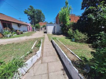 Venta, Casa 4 ambientes con local, Del Viso.