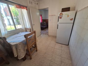 Venta, Casa 4 ambientes con local, Del Viso.
