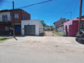 Venta, Casa 4 ambientes con local, Del Viso.