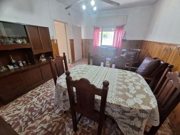 Venta, Casa 4 ambientes con local, Del Viso.