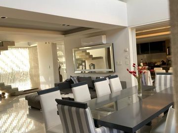 VENTA CASA DE CATEGORÍA COUNTRY ALTOS DEL CHATEAU